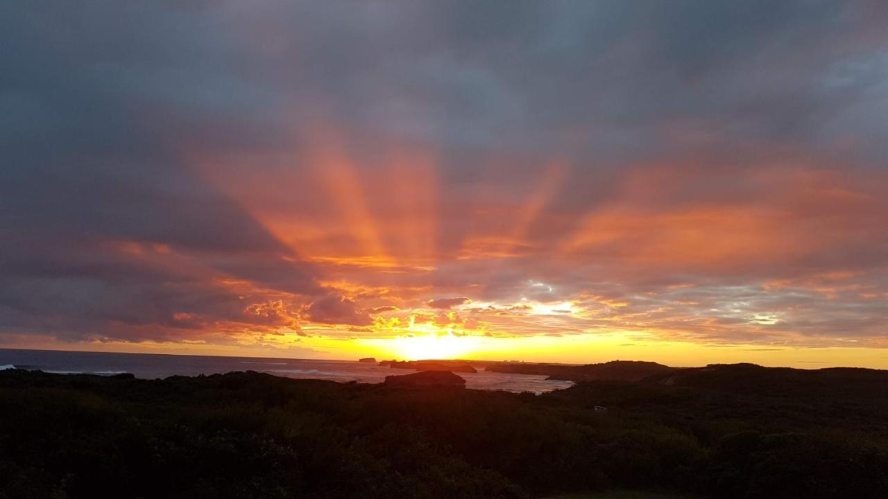 Villa Sunsets On Martyrs Luxury Coastal Beach House Peterborough Extérieur photo